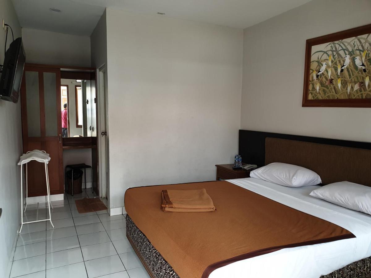 Yehezkiel Hotel Lembang Mitra Reddoorz Exterior photo
