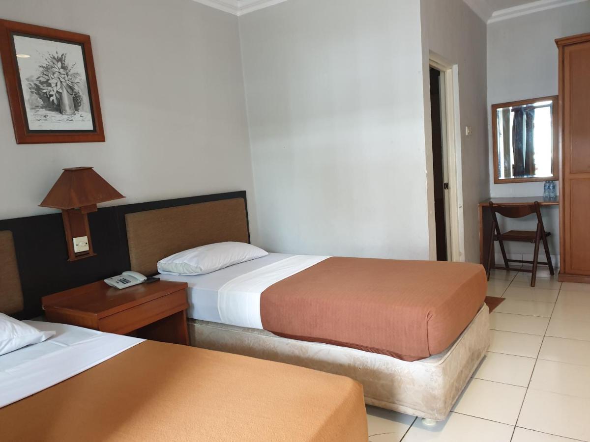 Yehezkiel Hotel Lembang Mitra Reddoorz Exterior photo