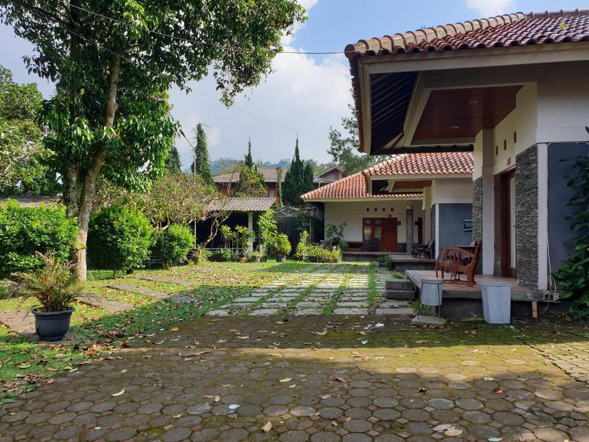 Yehezkiel Hotel Lembang Mitra Reddoorz Exterior photo